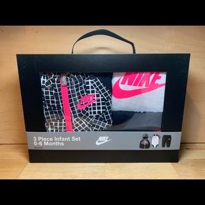 Nike Baby Girl 3 Piece Deluxe Set (0-6 Months)